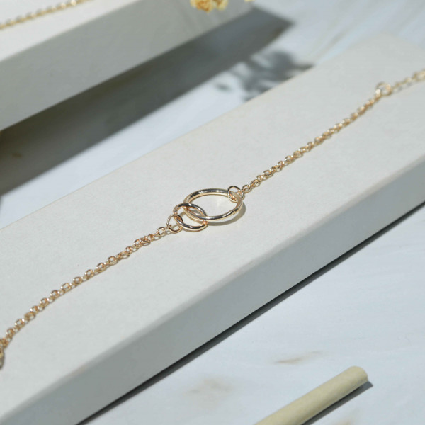 Yellow Gold Bracelet with Two Circles Shape in the Middle